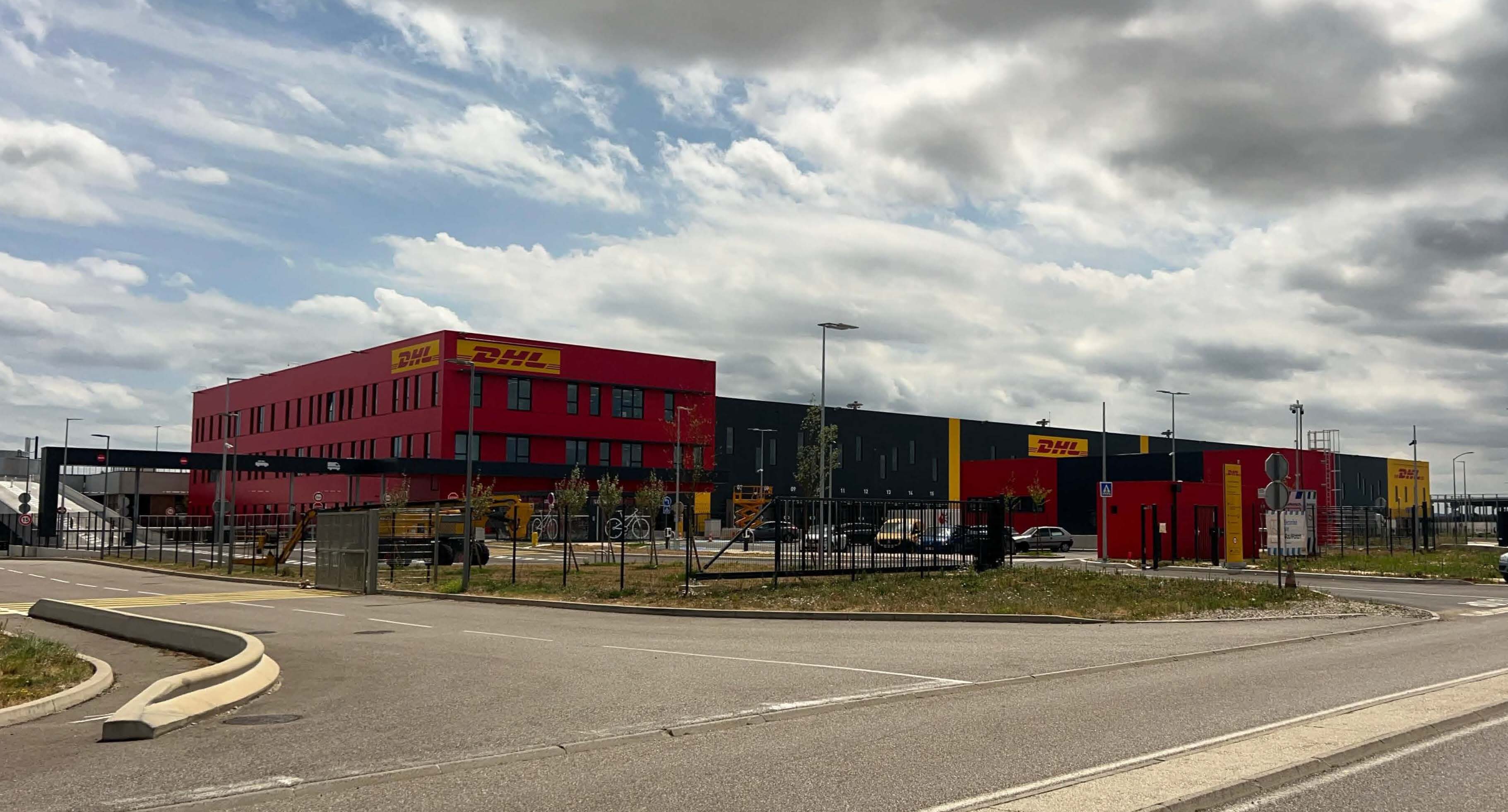 DHL ST EXUPERY (69): Panneaux alu, Marquage adhésif, Totem